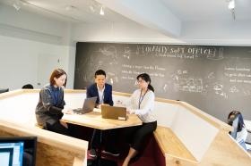 白浜本社＿モノリスと呼ばれる特徴的なデスクで打合せなど