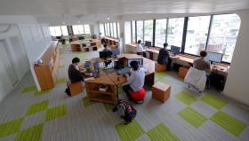 松本オフィス＿大きなワンルーム、各自好きな場所でお仕事