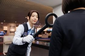 金属探知機やＸ線などを用いて手荷物検査を行います