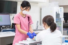 看護師の採血風景