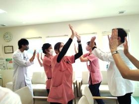 朝礼はハイタッチでしめくくります