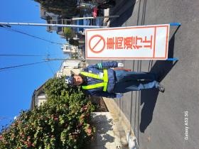 通行止めの現場で迂回誘導をしています。