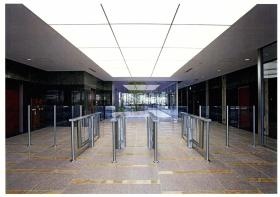 延岡本社ビルの入り口（セキュリティーゲート）