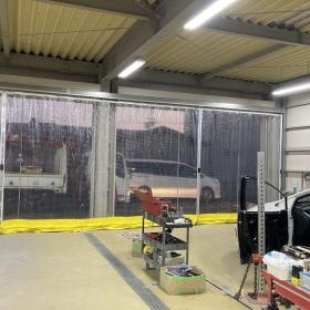 カーバンケンズの作業場は寒さ対策カーテン設置