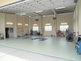 小高車検サービス工場ピットです。