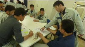 社内で研修を行っている時の写真です。