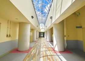 ２Ｆ入口には、太陽の光が明るく差し込む廊下があります。