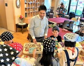 １日こども店長では、スタッフの子どもがカフェの店長に