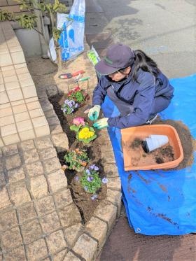 お庭のお手入れの作業中の写真です