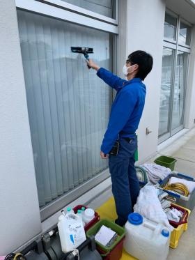 ガラス清掃中の写真です