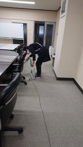 オフィスの日常清掃中の写真です