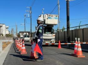 電気関連工事現場での交通誘導がメインの仕事です！