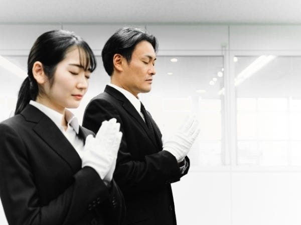 働いていく中でマナーや作法が身につくため、自分が参列者になる場合にも落ち着いて行動出来、葬儀に集中することができます。