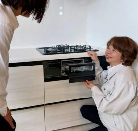 お客様にガス器具の使い方を説明します。