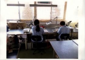 和田：検査・バリ取り（拡大鏡あり）