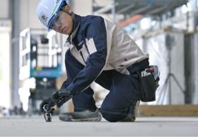 建物の基準となるポイントの線を出します（墨出し）