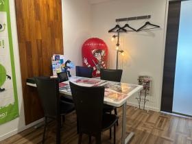 【応接室１】落ち着いた雰囲気の社内です。