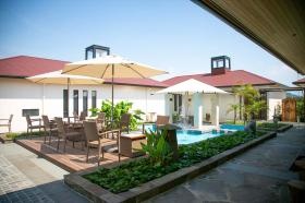 セレモニーヴィラ飯塚・中庭プール