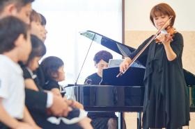 ヴァイオリンとピアノの生演奏による献奏