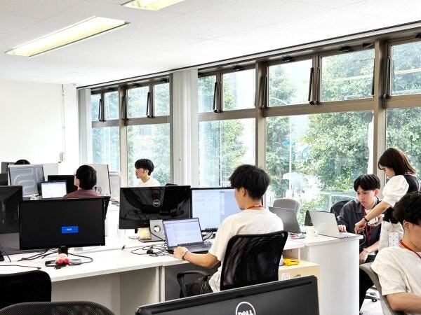 ワンフロアで稼働することで各部署がコミュニケーションを取りやすいようになっています。