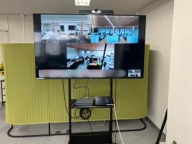 各拠点を大画面モニターで繋ぎ、空間共有しています。