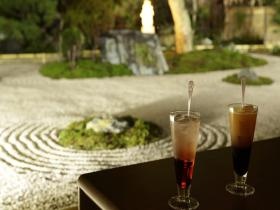 ロビーからの日本庭園