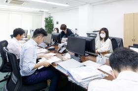 スタッフの業務風景