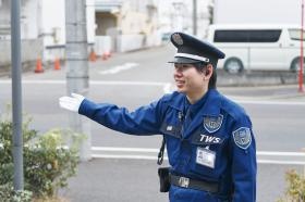 駐車場での歩行者誘導業務です。歩行者の方にお声がけをします！