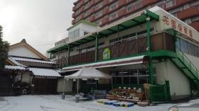 冬の雪の積もったときの園舎全景です。