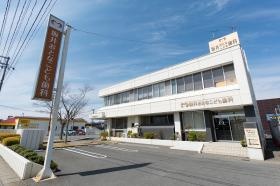 外観｜スタッフ専用駐車場も完備