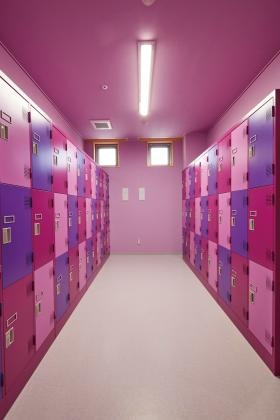 鮮やかな女子ロッカールーム
