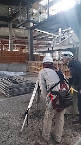 ２人１組で先輩社員が教えながら作業をします