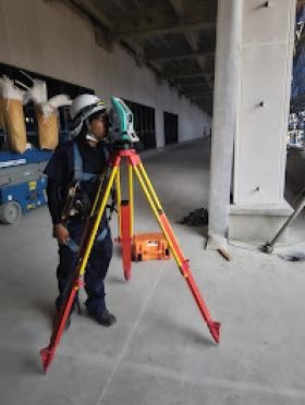建築現場での建築測量