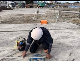 現場での墨出し作業