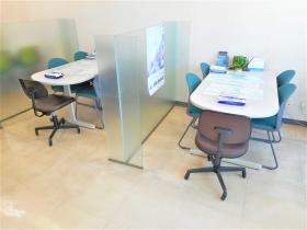 会社内接客スペース テーブル席