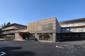 弥富あさくらは広い敷地内の緑に囲まれた環境で明るく楽しい生活