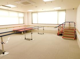 充実した器具を備えたリハビリスペース