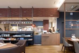 ２０２３年５月オープン。明るくて清潔な店内。