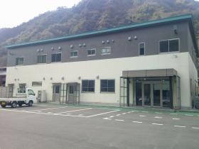 ２０１８年竣工の当社事務所。ロッカー・食堂も完備しています