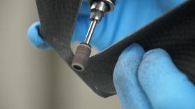 仕上室のＣＦＲＰ製品の二次加工作業