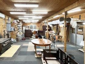 塗装やワックスがけなど家具の仕上げ作業を行う部屋は広々！