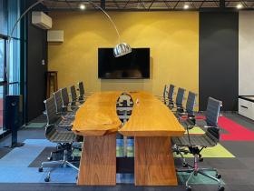 ここでミーティングも行います。テーブルはスタッフ作！