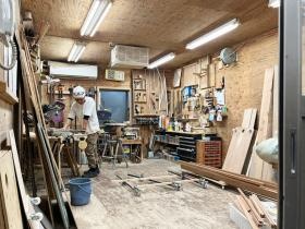 リペアスタッフは冷暖房完備の個室の工房で作業！