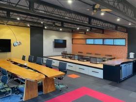 リフォームしたばかりの広くてキレイな休憩室。