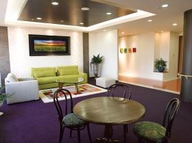 四方からの光が差し込むエントランスホール