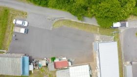 マイカー通勤に対応できる十分な駐車スペースを確保しています。