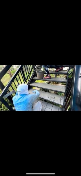 階段タイル 目地詰め作業状況