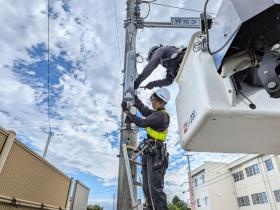 社員作業風景（交通信号機の施工）