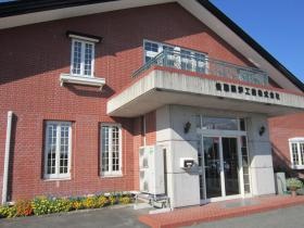 弊社（本社）の外観です。全面煉瓦張で、ビアホールみたいです。