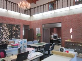 本社事務室です。シャンデリアやステンドグラスで装飾されてます